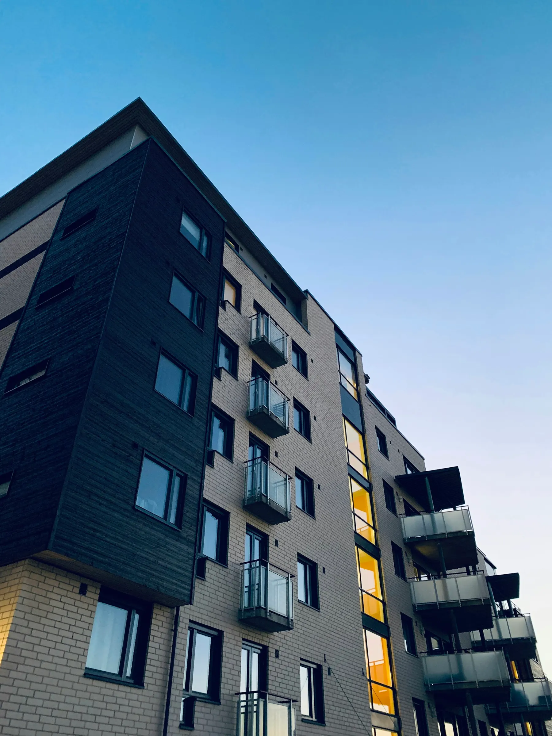 Well-kept multifamily apartment building under a clear Georgia sky